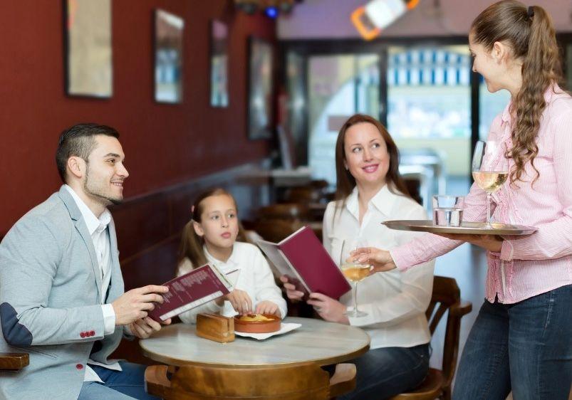 Famiglia di quattro persone ordina un solo pasto, la cameriera scopre la vera storia