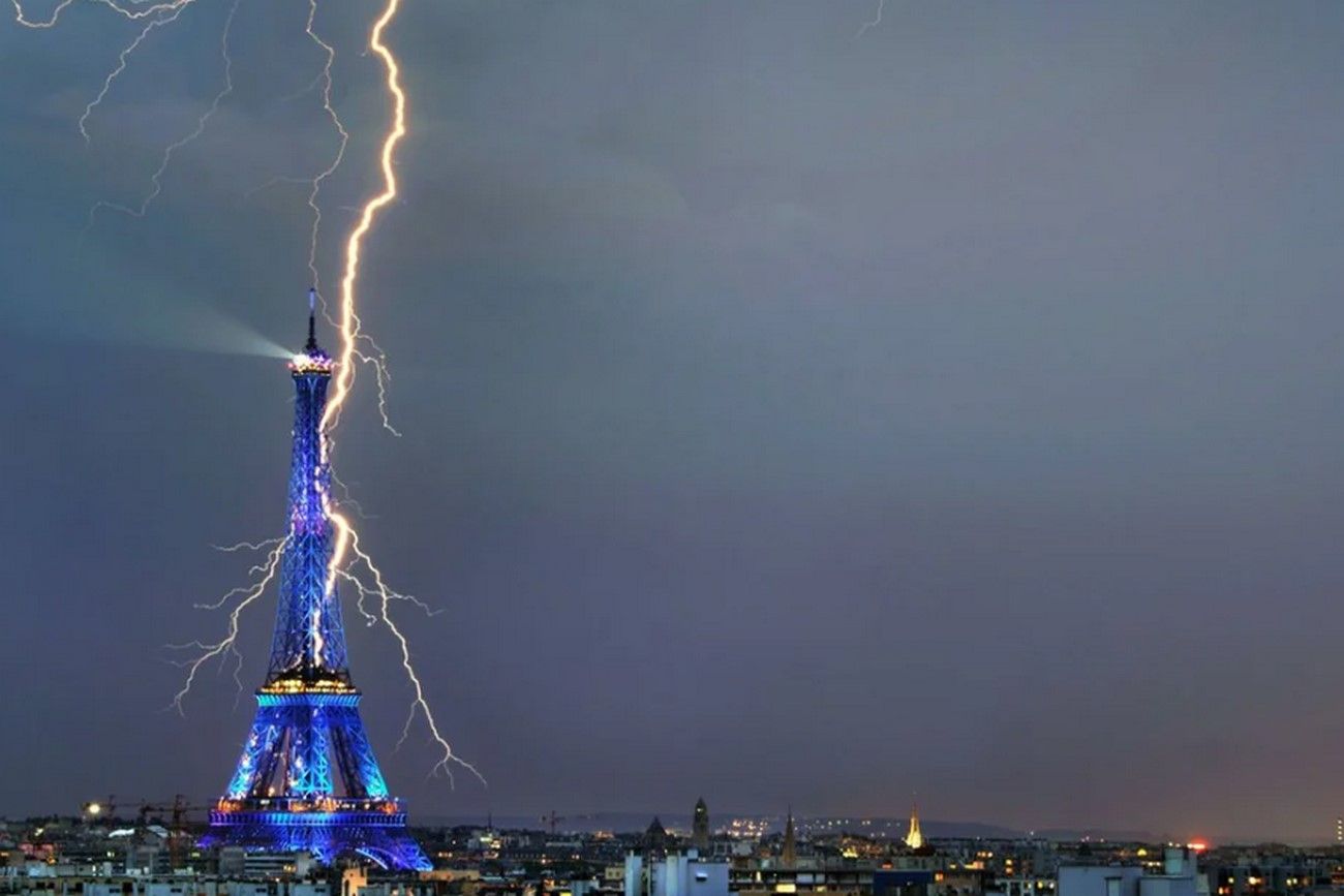 35. The lightning strikes the Eiffel Tower.jpg