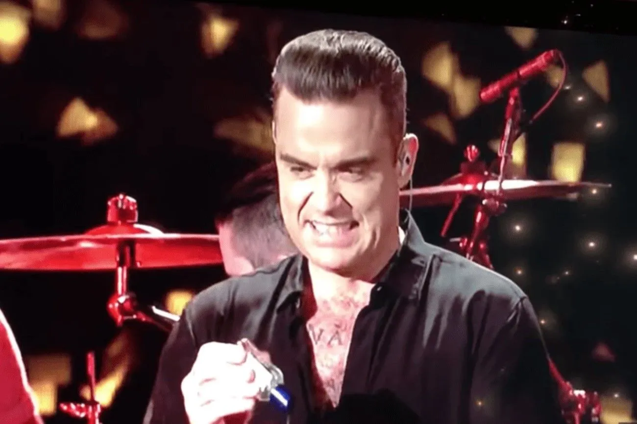 After shaking hands with fans, Robbie Williams immediately treated his hands with antiseptic!.jpg?format=webp